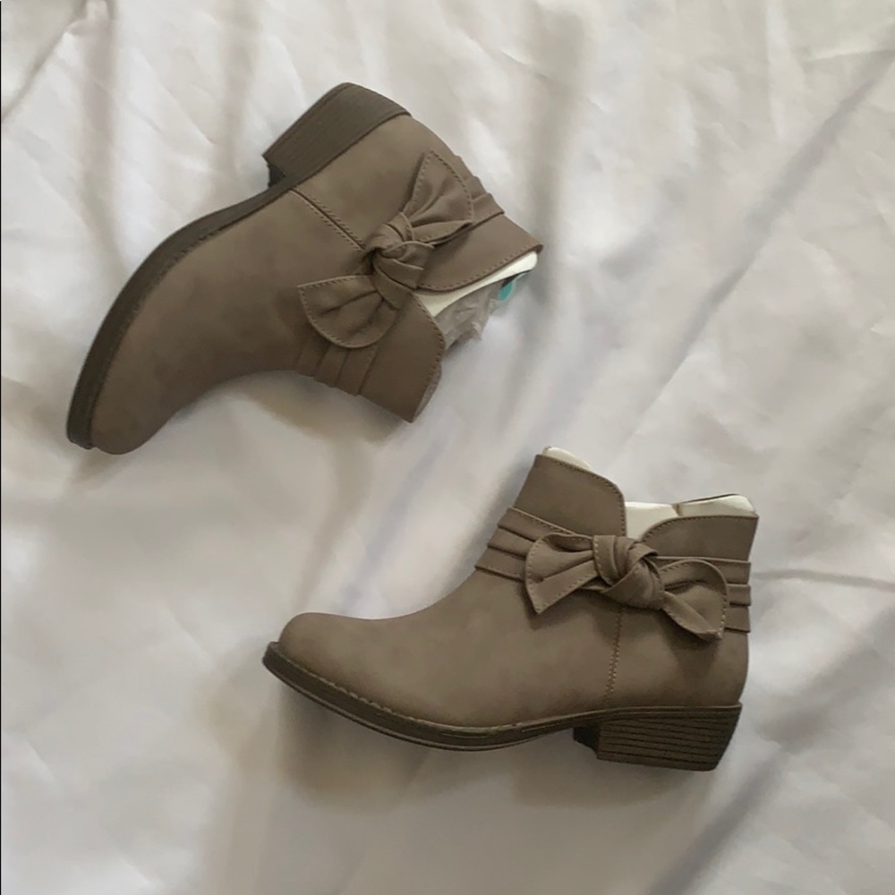 Girls light grey boots